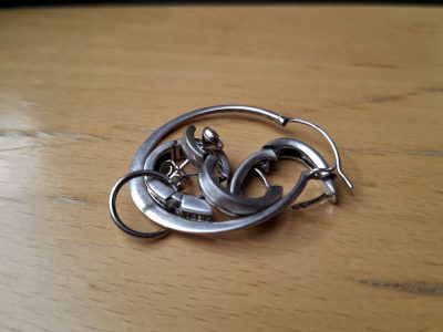 Einzelne Ohrringe – vielleicht sucht jemand ein passendes Gegenstück?