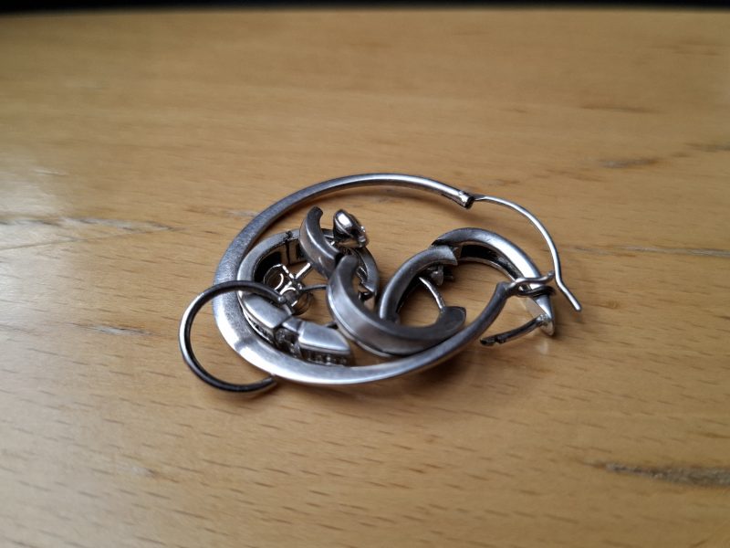 Einzelne Ohrringe – vielleicht sucht jemand ein passendes Gegenstück?