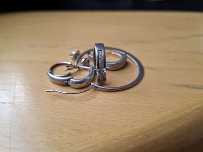 Einzelne Ohrringe – vielleicht sucht jemand ein passendes Gegenstück?