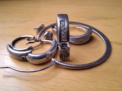 Einzelne Ohrringe – vielleicht sucht jemand ein passendes Gegenstück?