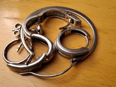 Einzelne Ohrringe – vielleicht sucht jemand ein passendes Gegenstück?