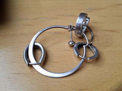 Einzelne Ohrringe – vielleicht sucht jemand ein passendes Gegenstück?
