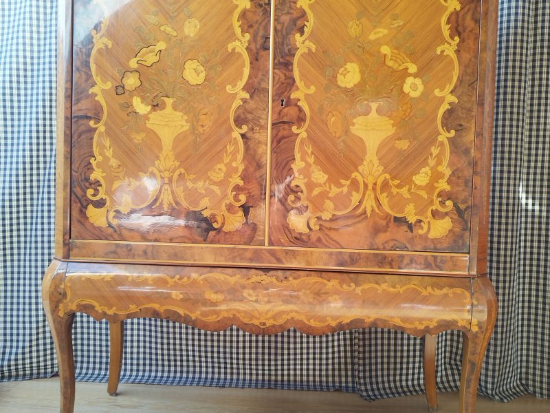 Ein schöner alter Schrank