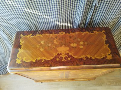 Ein schöner alter Schrank