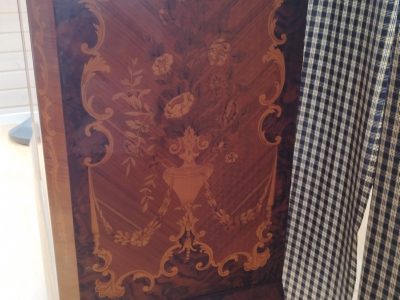 Ein schöner alter Schrank