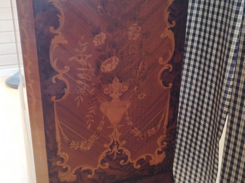 Ein schöner alter Schrank