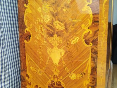 Ein schöner alter Schrank