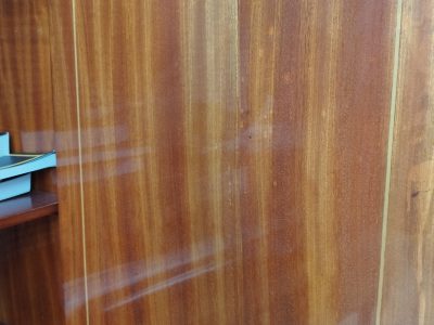 Ein schöner alter Schrank